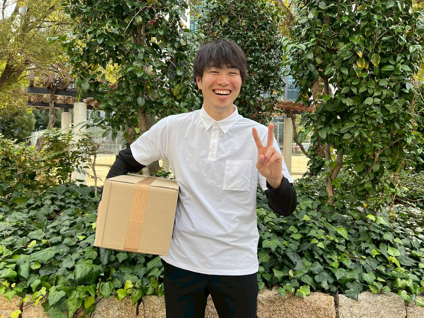 OneForceスタッフと配送車の仕事風景